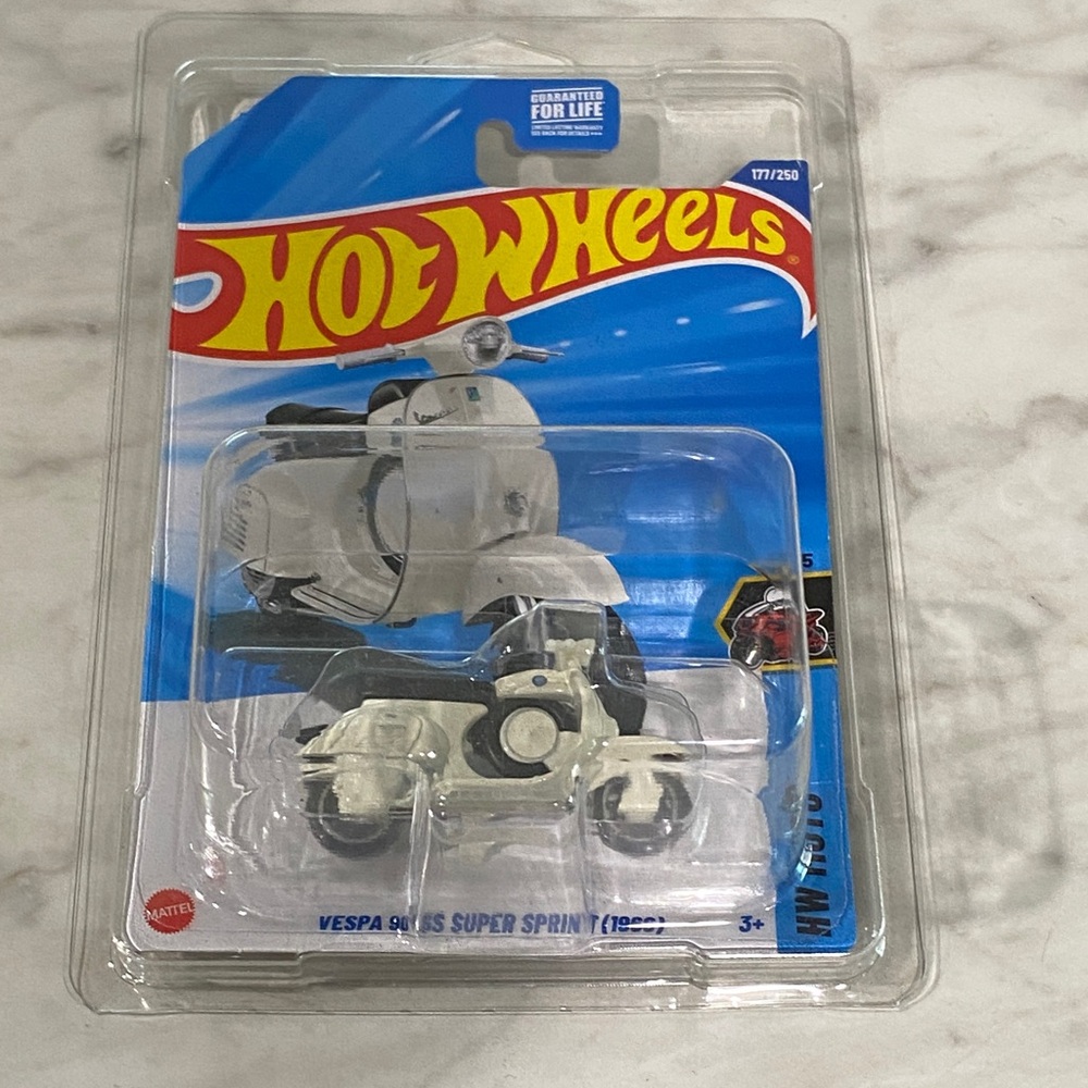 Hot Wheels Vespa 946 Super Sprint Toy - Cream